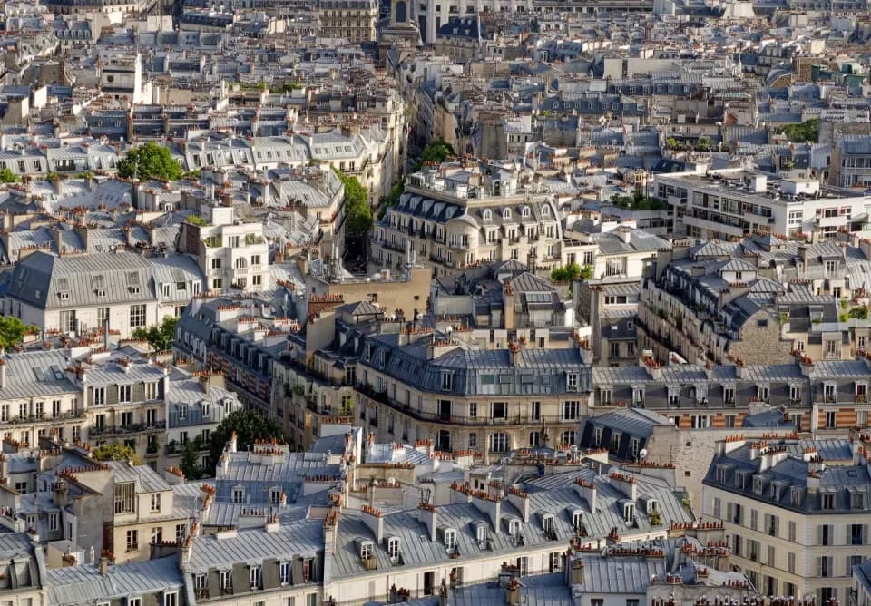 Vue aérienne sur les toits de Paris depuis Montmartre
